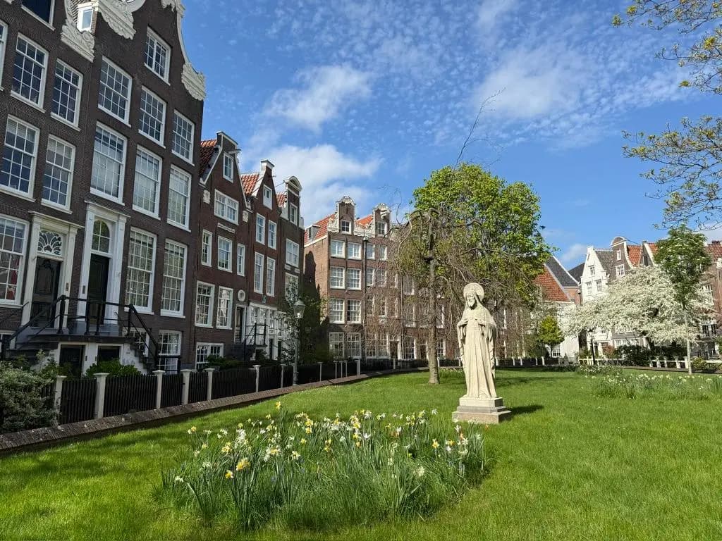 Begijnhof - Hidden courtyard in Amsterdam