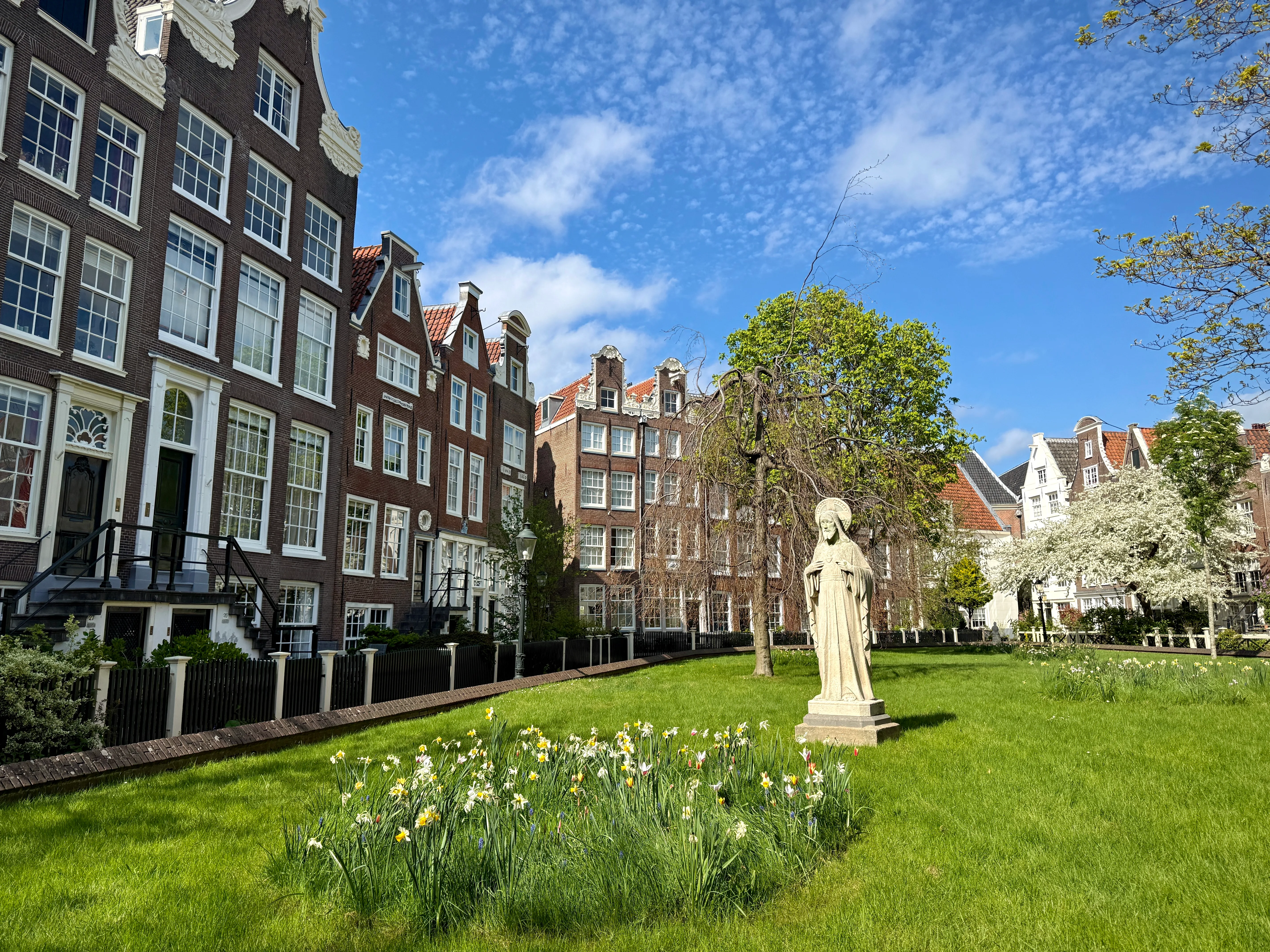 Begijnhof - Hidden courtyard in Amsterdam