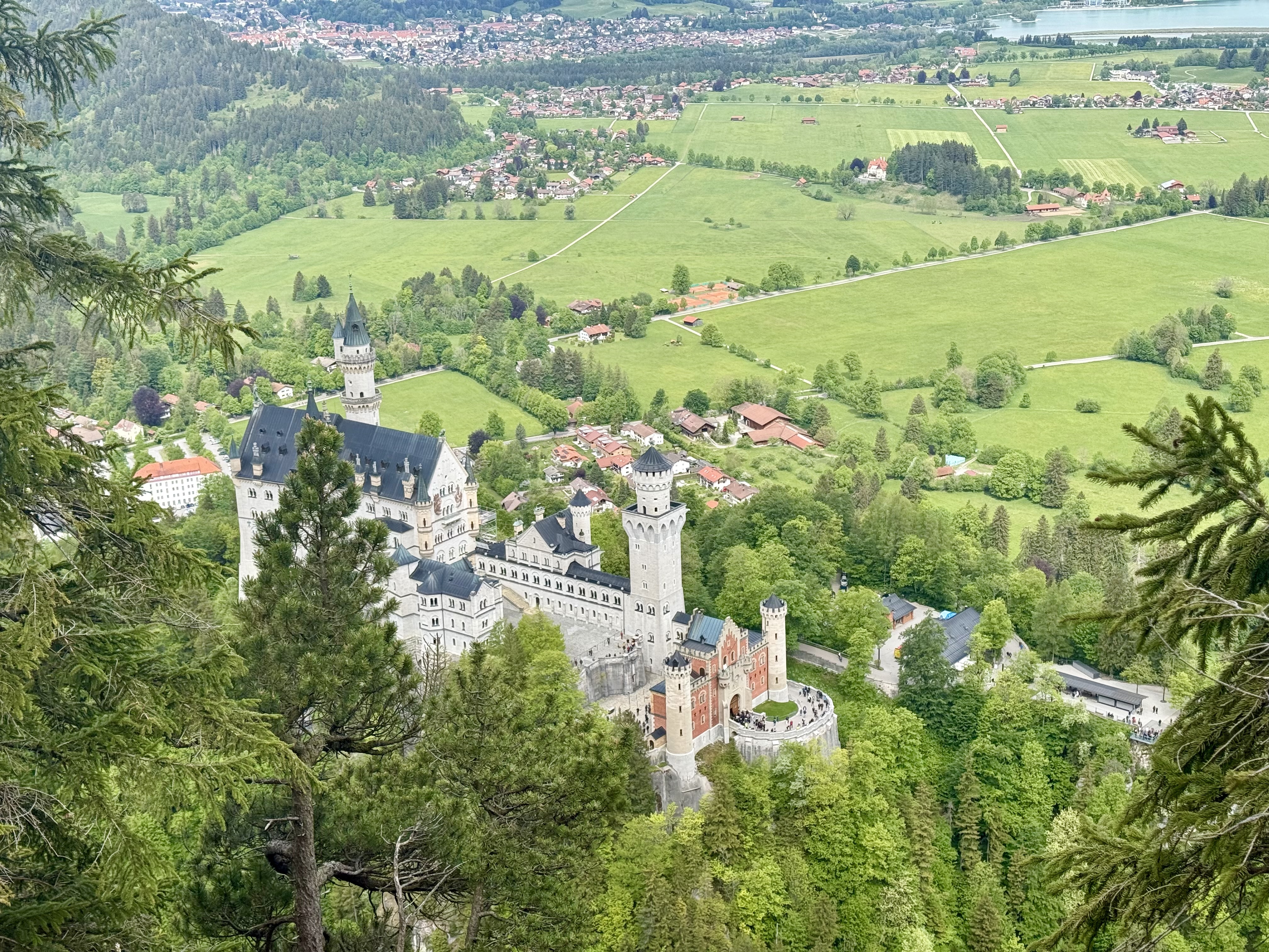 Forest trail beyond Marienbrücke with views of the castles and Alpsee