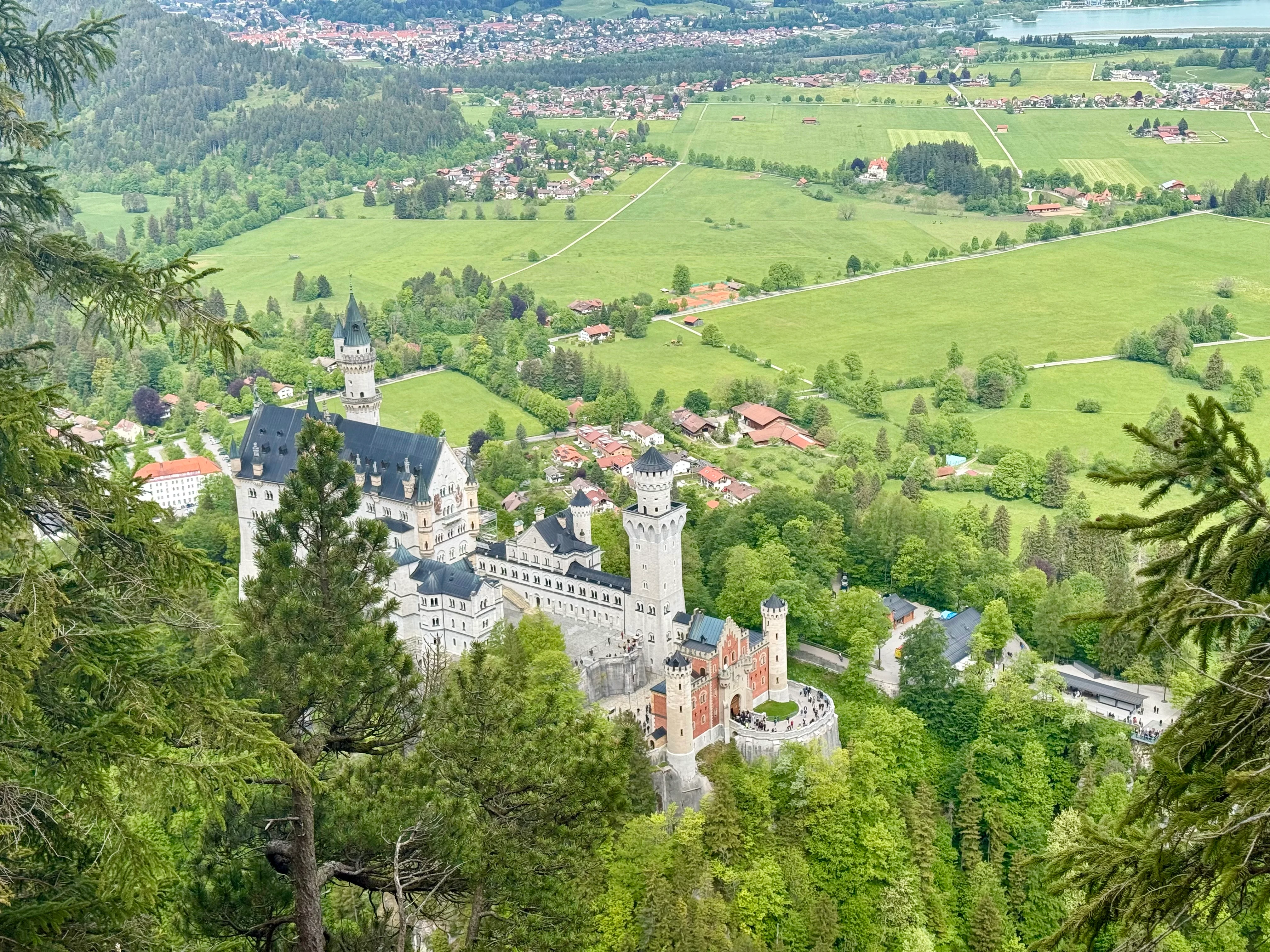 Forest trail beyond Marienbrücke with views of the castles and Alpsee